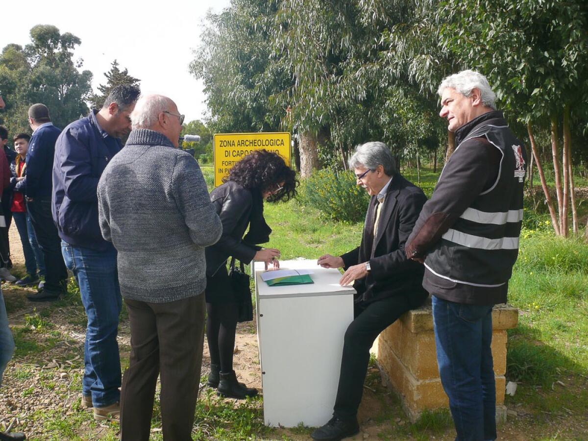 Nuove tabelle alle "Mura", al via una petizione per consegnare il sito ai cittadini - Nella foto il banchetto allestito alle Mura da MIchele Curto con Mario Bracciaventi (seduto) del MoVI
