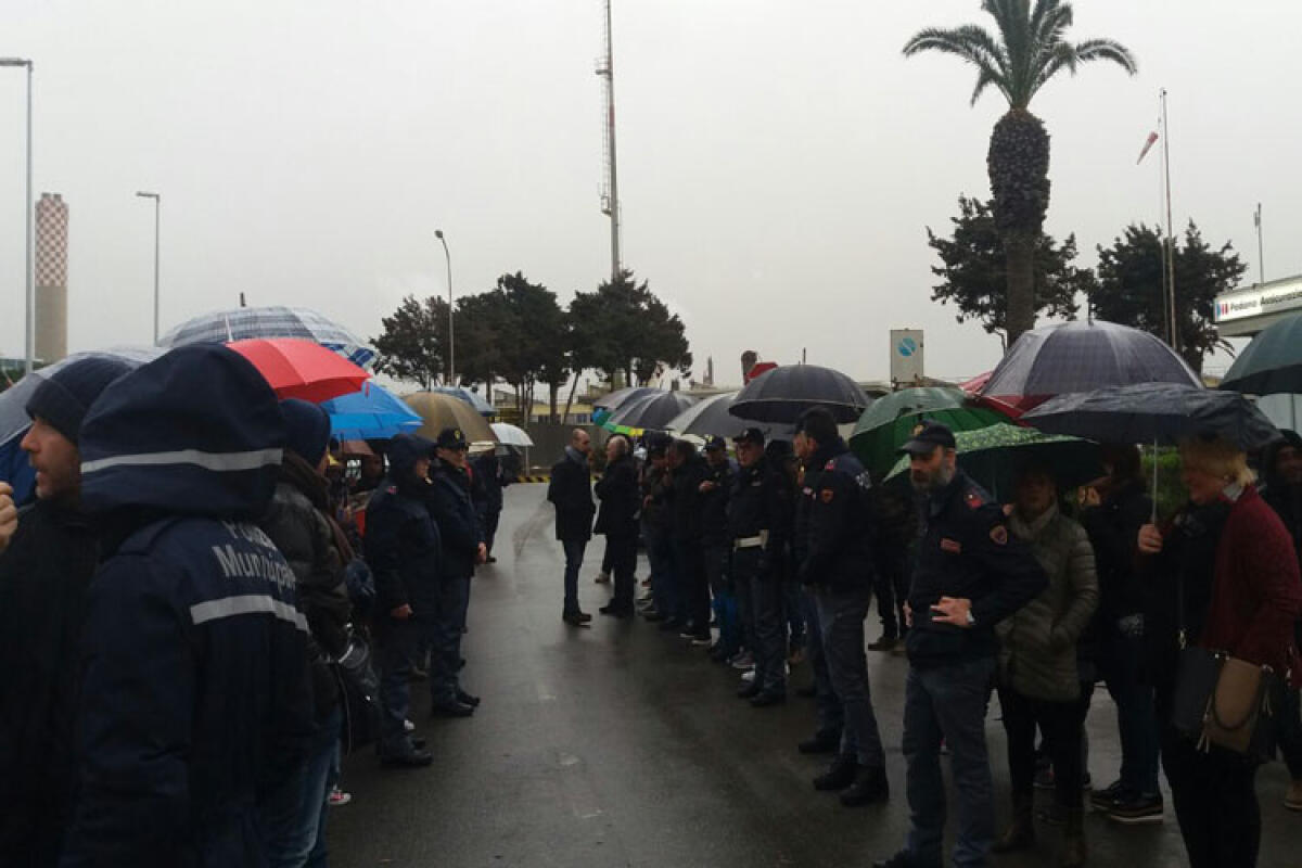 I blocchi di operai e famiglie resistono, in Raffineria non entra nessuno - Gli edili tornano a manifestare e la crisi ha colpito soprattutto la città