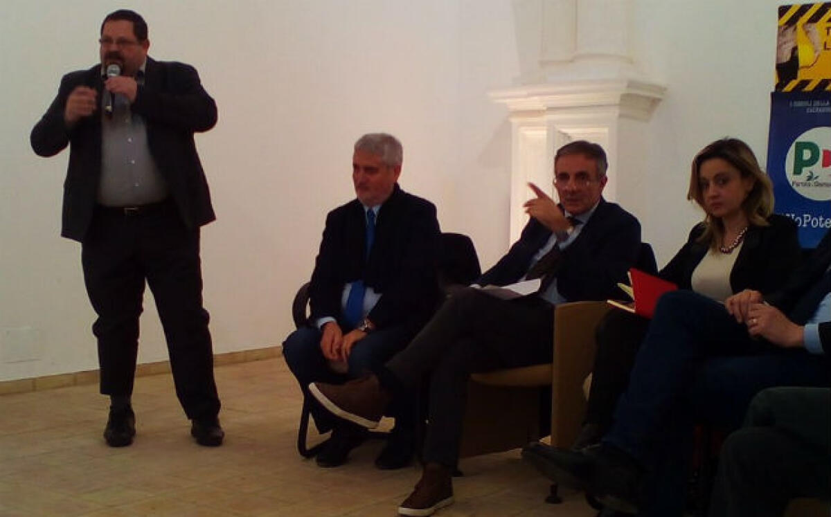 Il sindaco? Va all'assemblea del Pd: Donegani, "Ma ha una tessera del partito? Cosa ci fa qui?" - Il sindaco all'assemblea dem