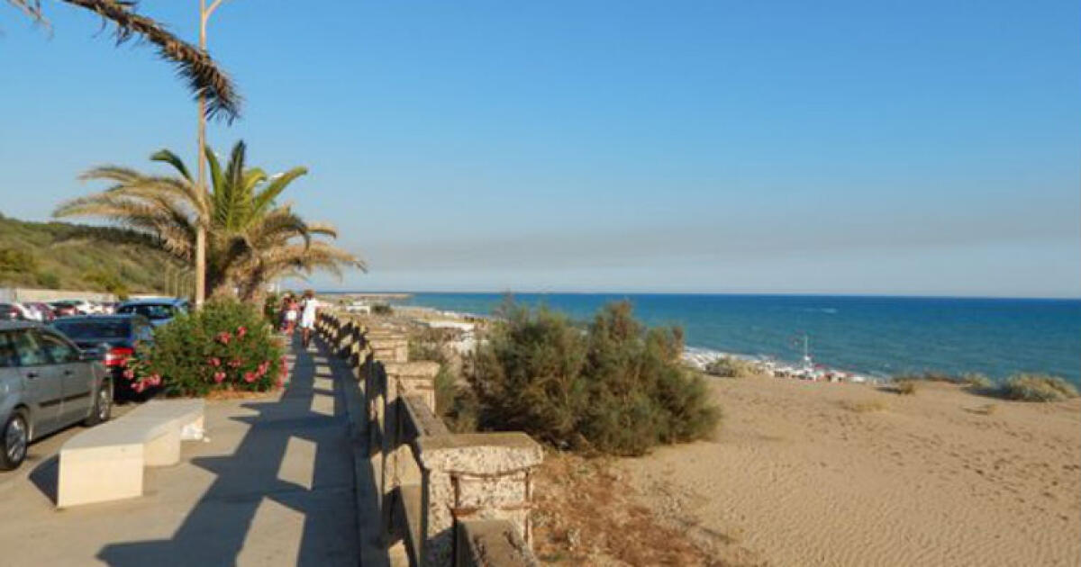 L'enigma dei vincoli, lidi e club rischiano lo stop? Tra le aree sensibili c'è il lungomare - Un tratto del lungomare Federico II di Svevia