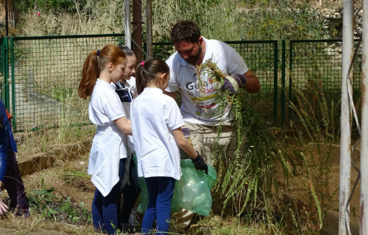 Non ci sono soldi per le manutenzioni e la pulizia, ai Bagni Greci e a Piano Notaro arrivano i volontari - I volontari e gli alunni intervenuti ai Bagni Greci