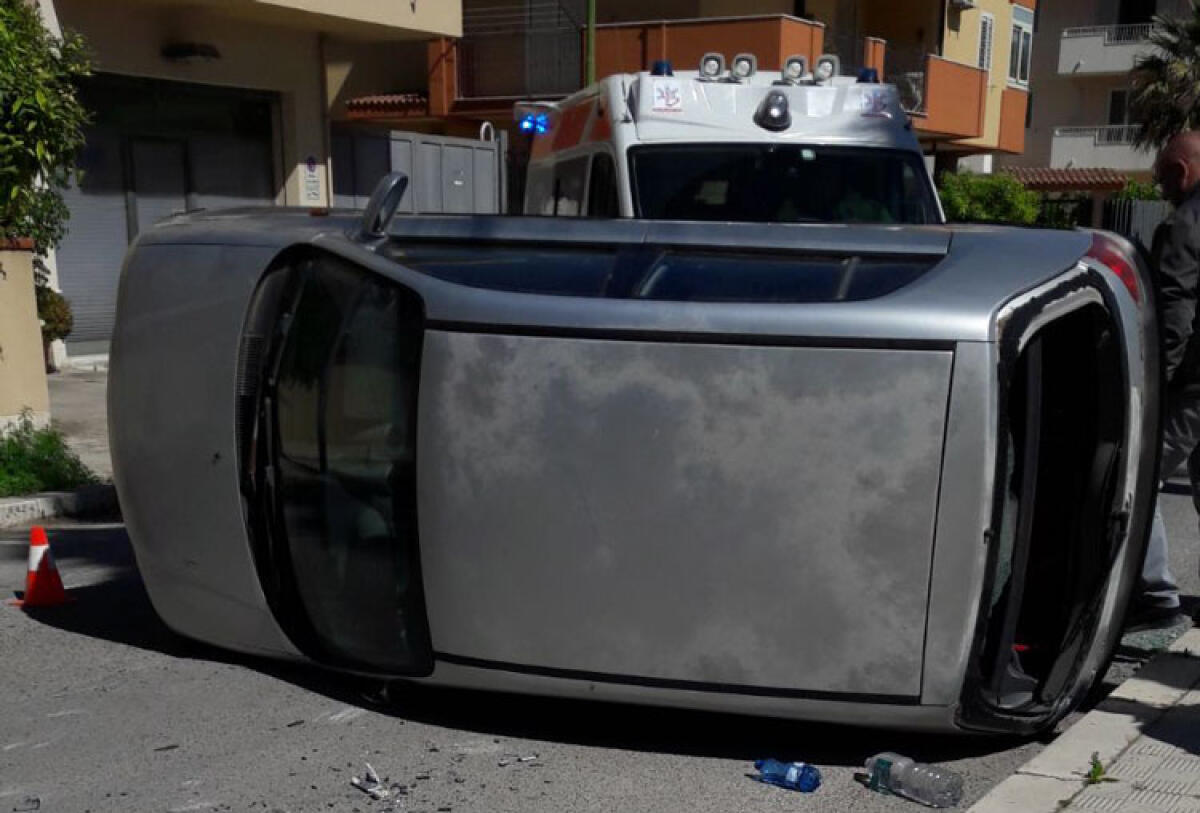 Un'auto si ribalta in via Nardini, lievemente ferito il conducente - L'auto ribaltata in via Bernini