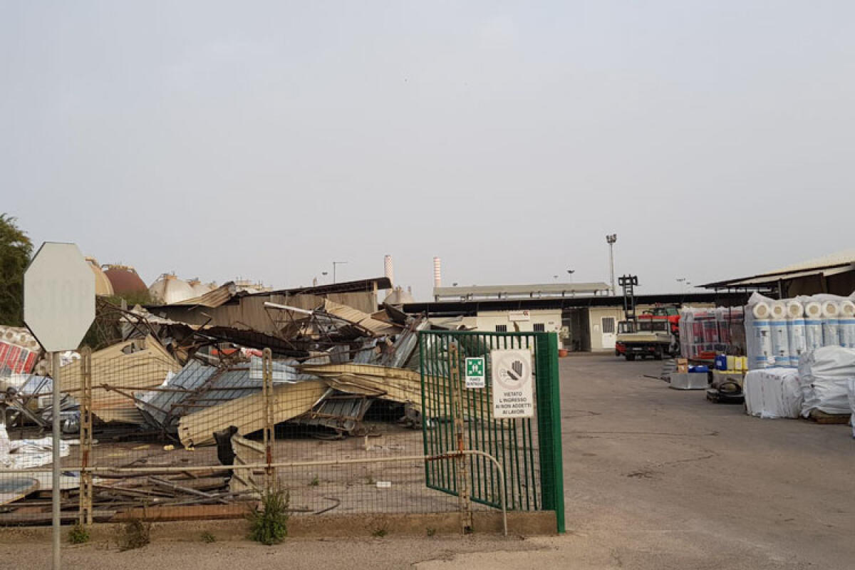 Il vento dei giorni scorsi ha devastato il cantiere della Riva & Mariani - 