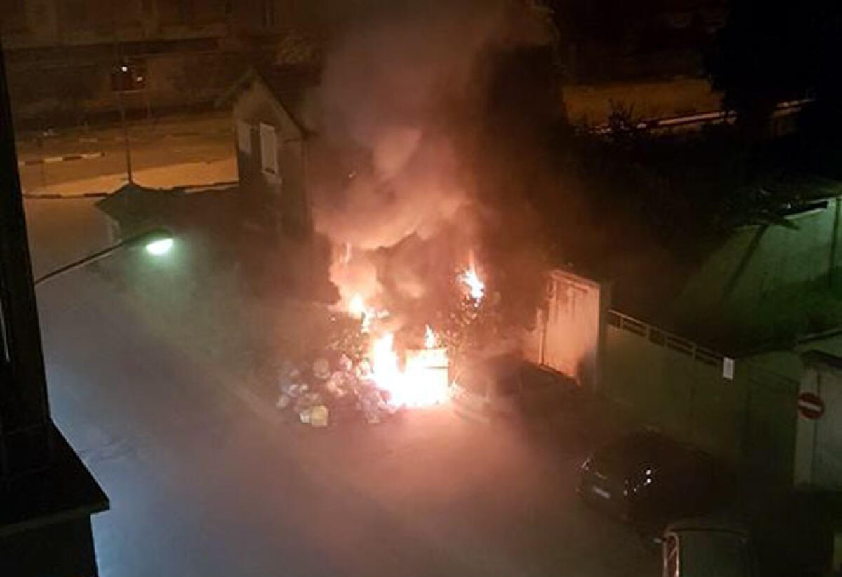 Sei incendi di cumuli di rifiuti solo questa notte, si aggrava l'emergenza - 