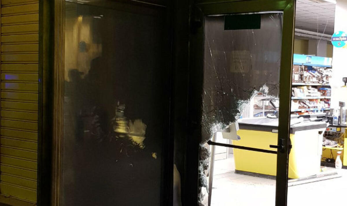 Fiamme ad un supermercato, il rogo nella notte in via Butera: danneggiato l'ingresso - I danni causati del rogo al punto vendita Eurospin