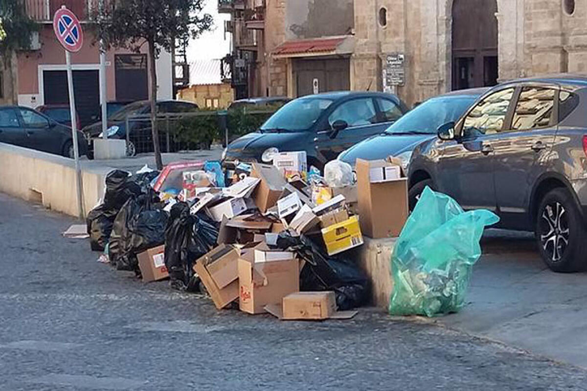 Spazzatura bruciata in viale Indipendenza e rifiuti davanti le scuole - 