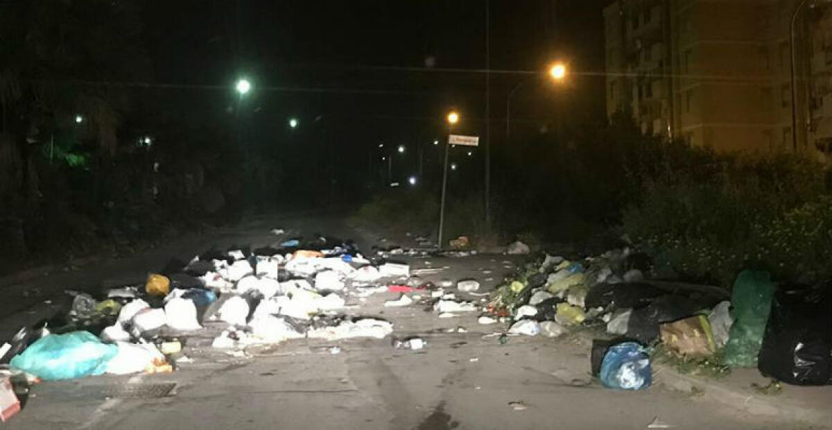 Ancora rifiuti in strada, di nuovo bloccata via Rio de Janeiro - Ancora rifiuti in strada