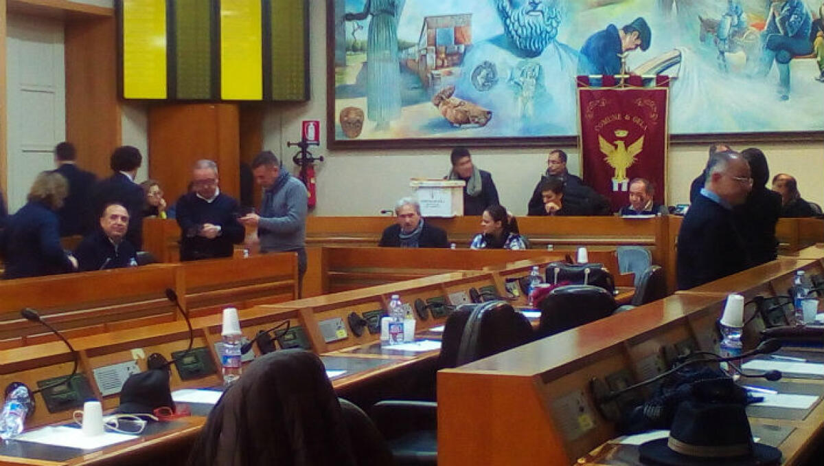 Dopo il flop rifiuti, torna il consiglio comunale: pochi minuti e tutto rinviato - 
