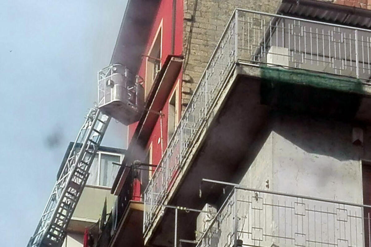 Paura in via Termini per l'incendio scoppiato in un appartamento - Il rogo scoppiato in via Termini 