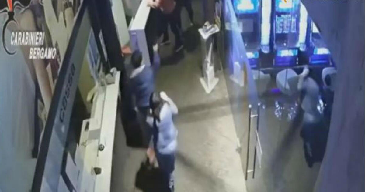 Novembrini ha ammazzato il fratello e la compagna, il gip: "Omicidio efferato" - L'irruzione di Novembrini nella sala slot ripresa dai sistemi interni di videosorveglianza