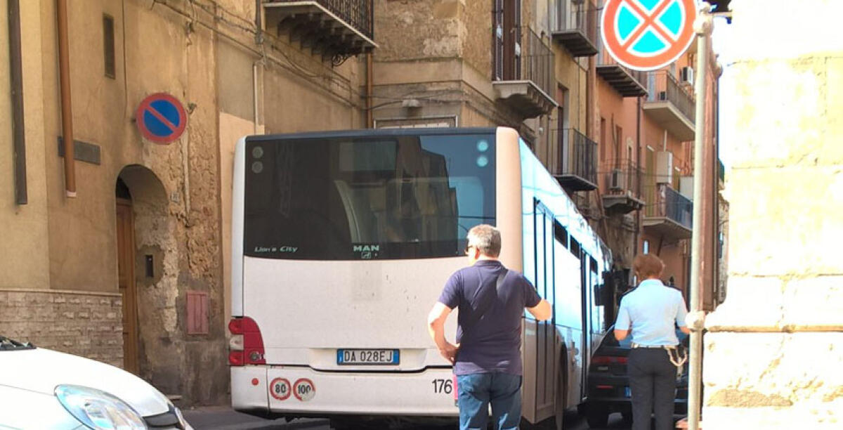 Solo quattro autobus urbani in circolazione, Sammito e Forza Italia sollecitano Ast e Comune - 