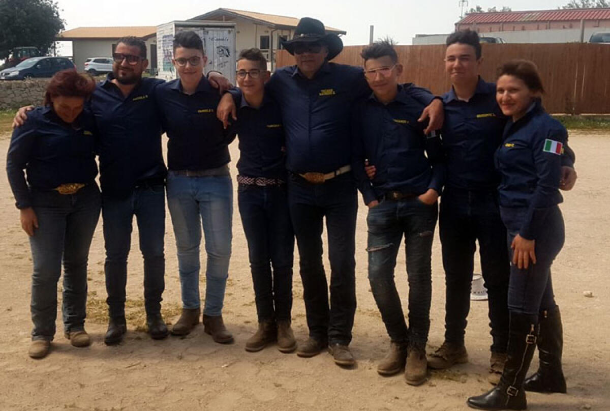 Equitazione, ottimi piazzamenti per i cavalieri della New Team Pegaso - Maurizio Zamproni con i cavalieri del New Team Pegaso