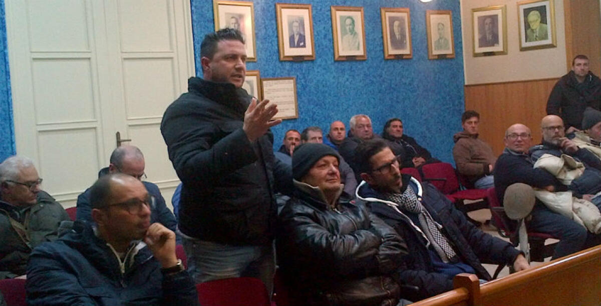 "Nell'indotto di raffineria lavorano anche i pensionati", Cacici: "Accordi violati" - Il sindacalista Francesco Cacici durante una protesta degli operai dell'indotto in consiglio comunale