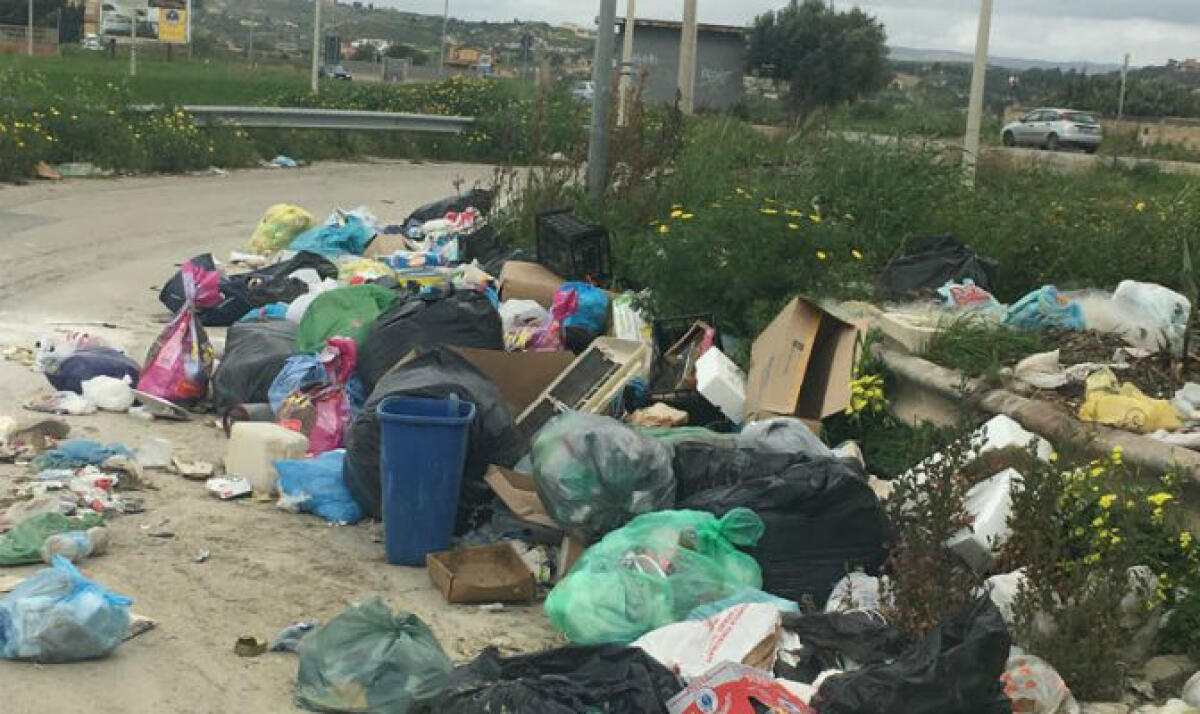 L'emergenza rifiuti: i cumuli verranno rimossi dalla Licata Clean Service -