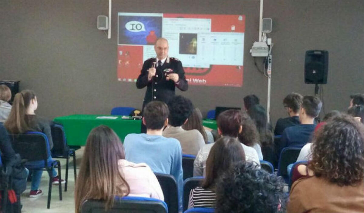 Il colonnello De Rosa con gli studenti del liceo scientifico, una lezione di legalità - Il colonnello De Rosa e gli studenti del liceo scinentifico