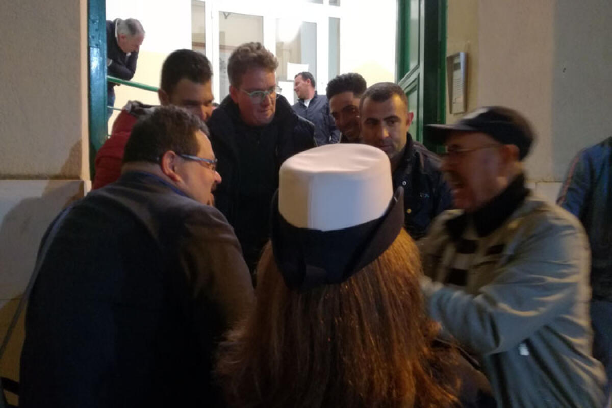 Duro scontro tra il sindaco e gli ex lavoratori Tekra: "Siamo disperati" - I lavoratori Tekra con il sindaco Domenico Messinese
