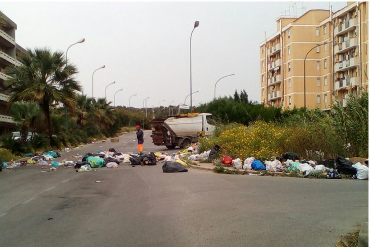 L'emergenza non c'è...anzi c'è, Messinese firma un'ordinanza per la rimozione dei cumuli - Rifiuti in strada in via Rio de Janeiro