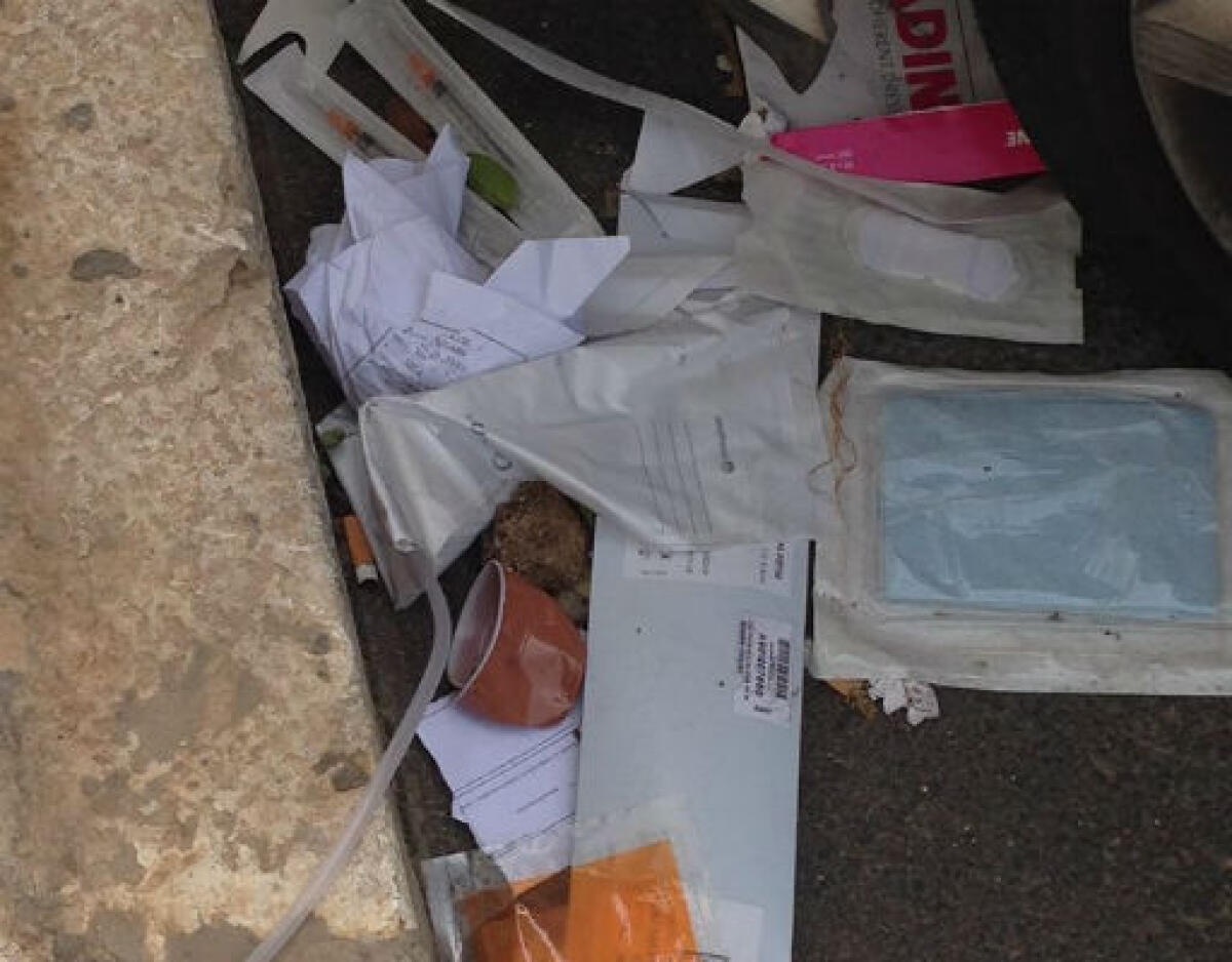 Aghi e siringhe in strada a Caposoprano, rifiuti speciali scoperti in via Parioli - In strada aghi, siringhe e tubi per flebo 