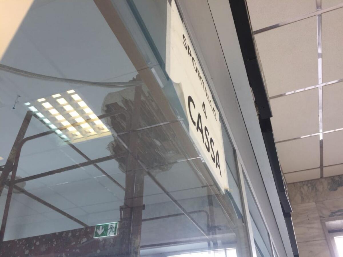 Crolla il soffitto all'ingresso dell'ospedale, trasferimento d'urgenza del Cup - in evidenza il cedimento del soffitto in uno dei due uffici che hanno ospitato il Cup
