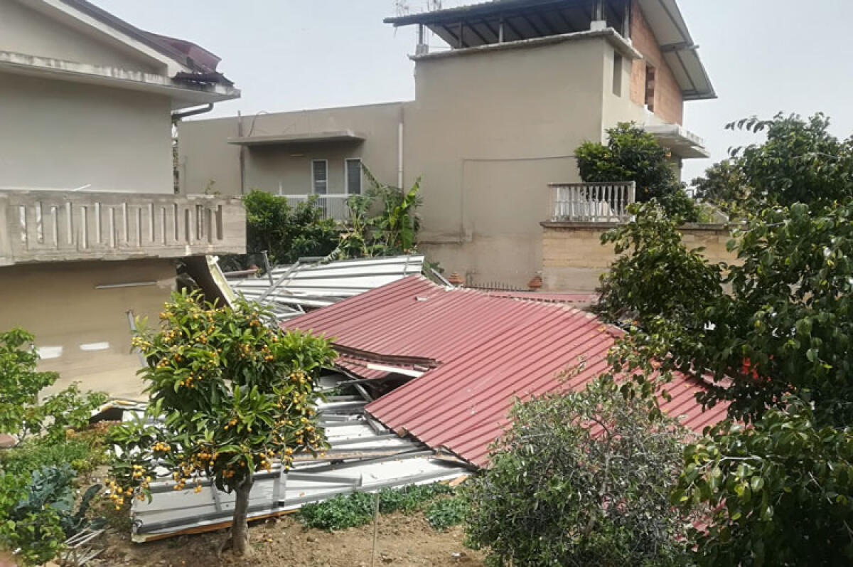 Tragedia evitata in vico Etruria, tettoia sradicata sfiora un pensionato - la tettoria sradicata sul terreno di vico Etruria