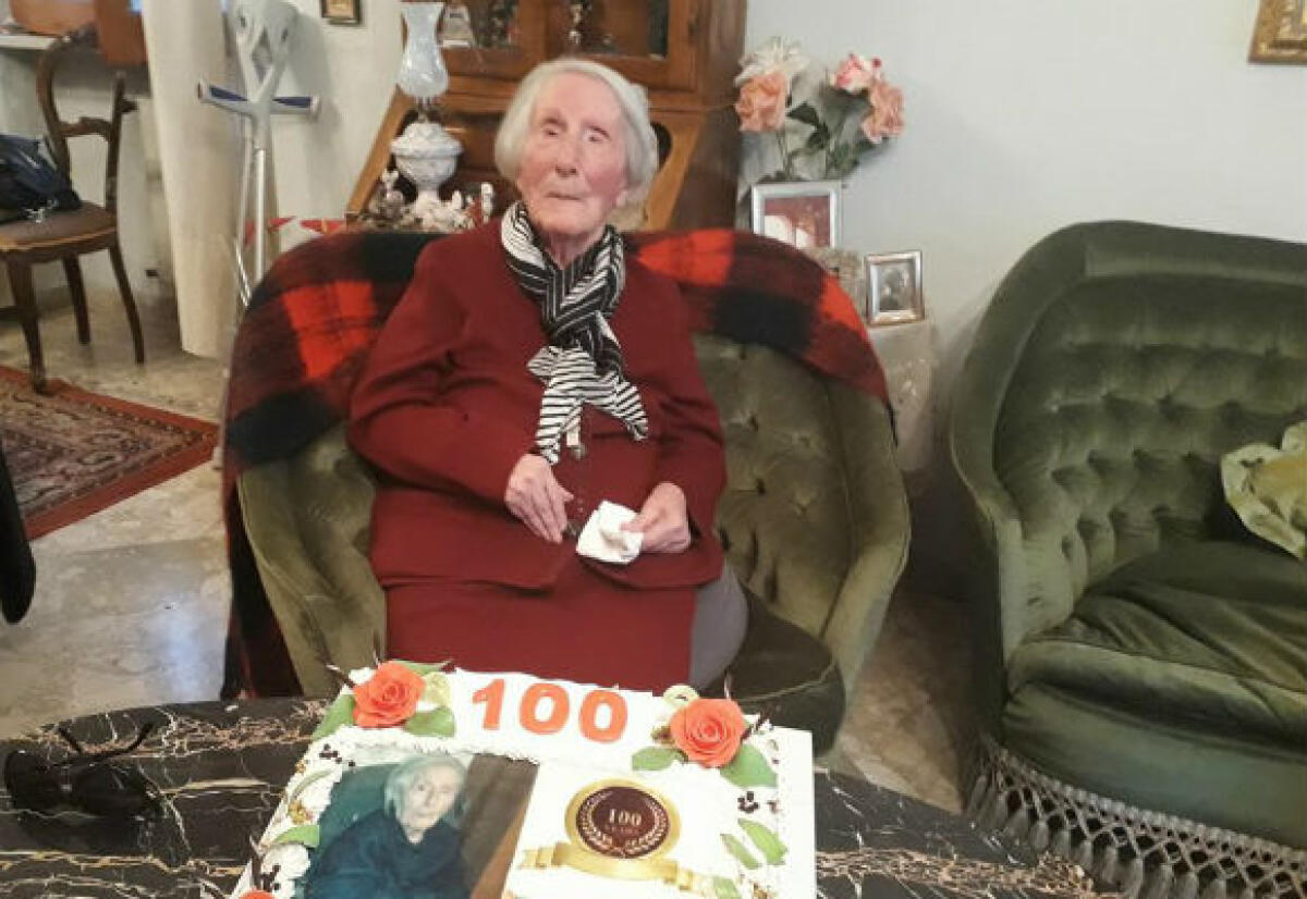 Ha raggiunto il traguardo dei 100 anni, i festeggiamenti per Maria Aliotta - La signora Maria Aliotta
