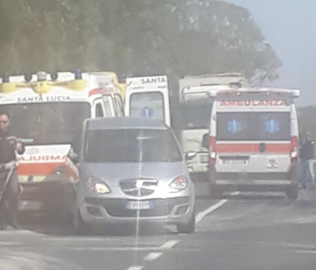 Ambulanza con paziente a bordo tampona la "Musa" del consigliere Anna Comandatore - La Lancia Musa del consigliere Anna Comandatore tamponata da un'ambulanza sulla SS 115