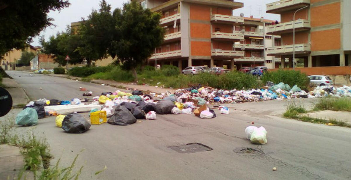 La crisi nera dei rifiuti in consiglio comunale, Messinese e Siciliano chiamati a riferire - I rifiuti sparsi in strada a ridosso delle palazzine popolari di Scavone