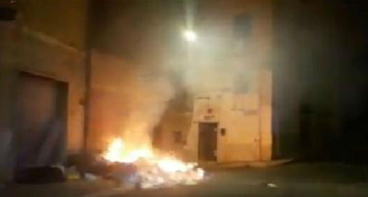 Ancora roghi di rifiuti nella notte, i cumuli in strada avvolti dalle fiamme -