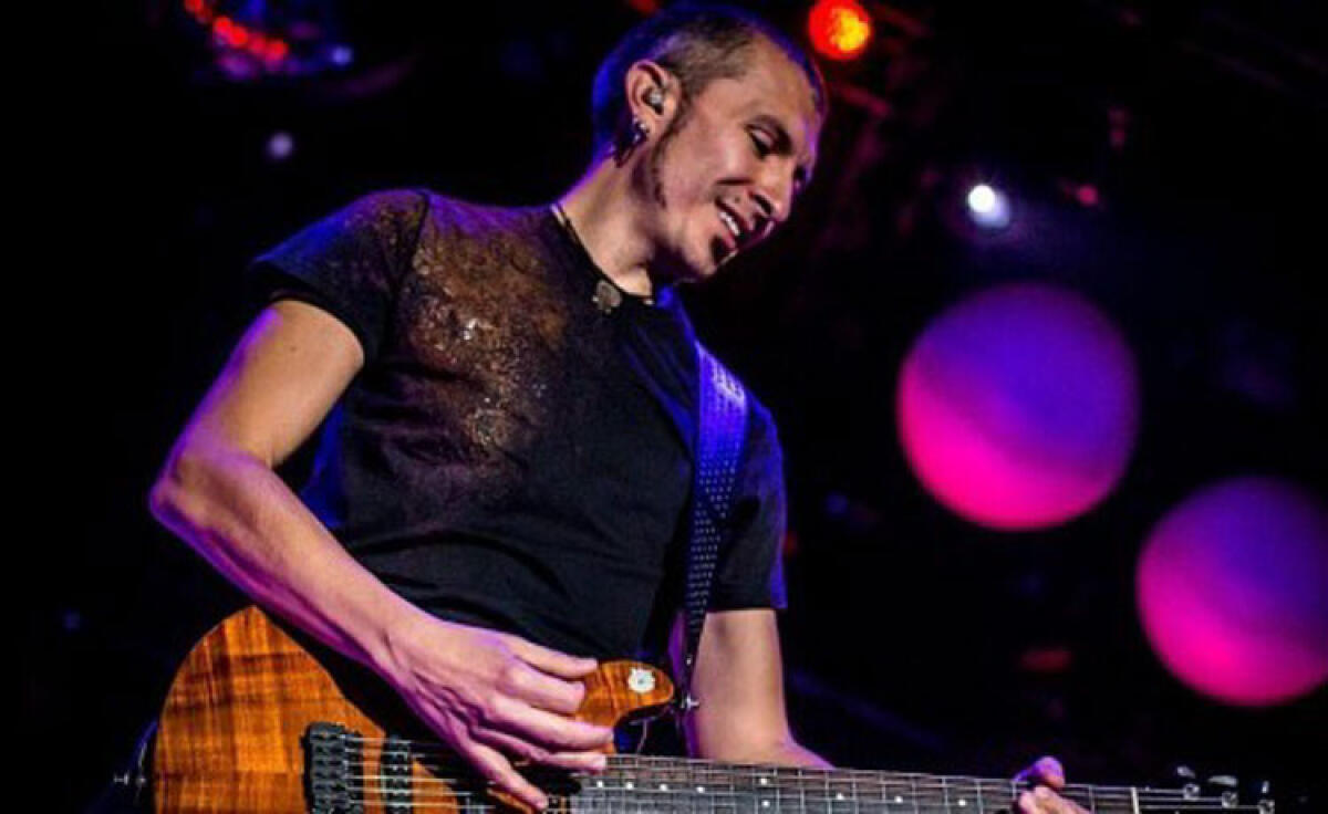 L'eclettico Massimo Varini al teatro Eschilo il 14 aprile - Il chitarrista Massimo Varini