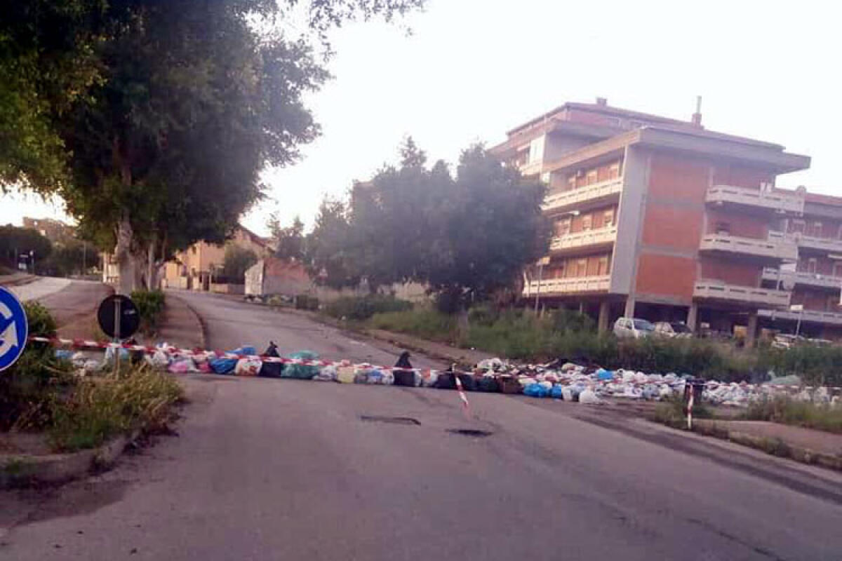 A Scavone torna l'incubo rifiuti, bloccata viale Indipendenza -