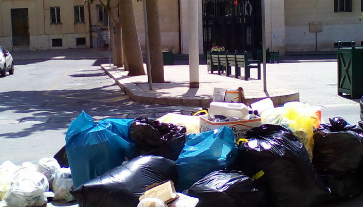 I rifiuti abbandonati in strada, Casano: "Che fine hanno fatto i controlli dei sacchetti?" - 