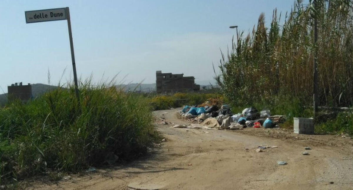 Fango e rifiuti di ogni tipo, a Femmina Morta è emergenza: strada di accesso off limits - La strada di accesso a Femmina Morta è impraticabile