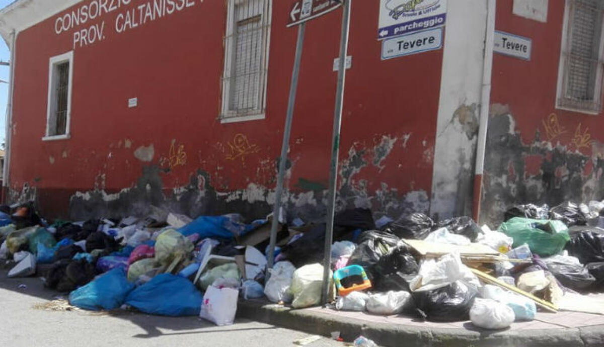 Il Comune paga la spazzatrice per i rifiuti, Casano: con quei soldi rimuovere i cumuli -
