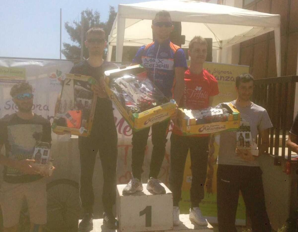 Ciclismo, Cascino protagonista anche a Vittoria arriva secondo in volata - Il podio di Vittoria con Emanuele Cascino sul secondo gradino