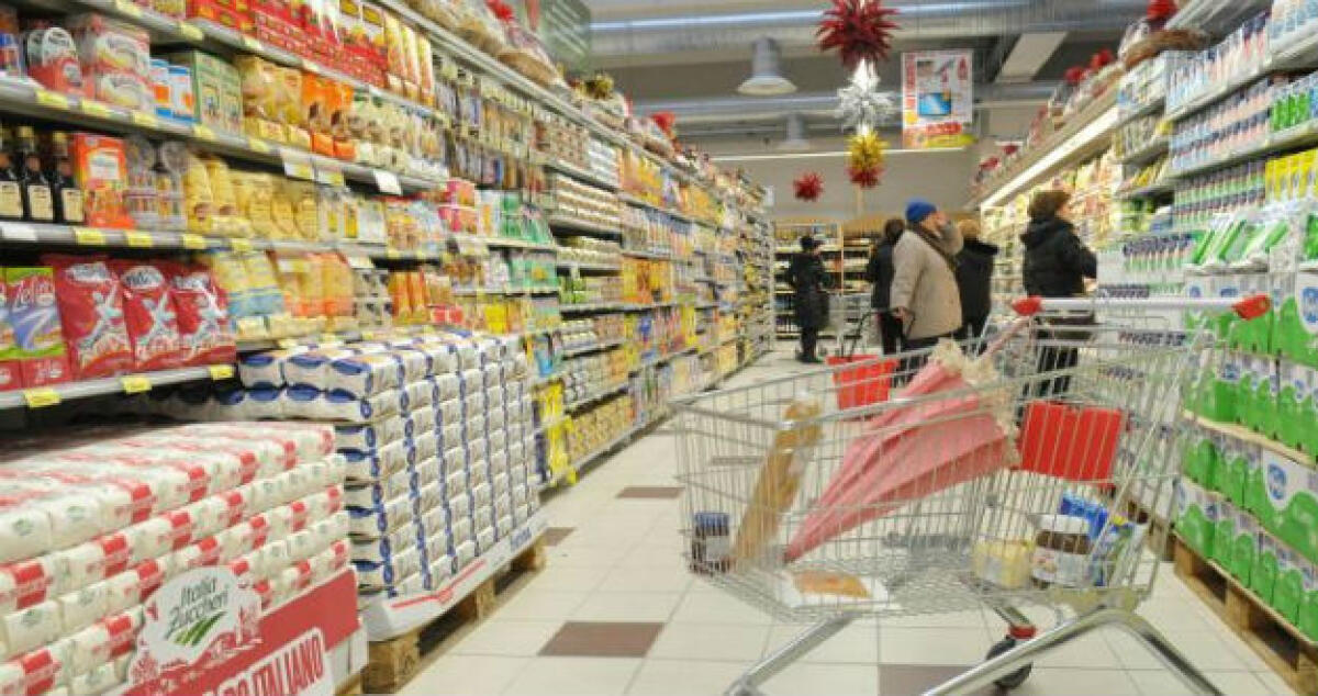 Minaccia i clienti di un supermercato di via Venezia, un giovane allontanato - 