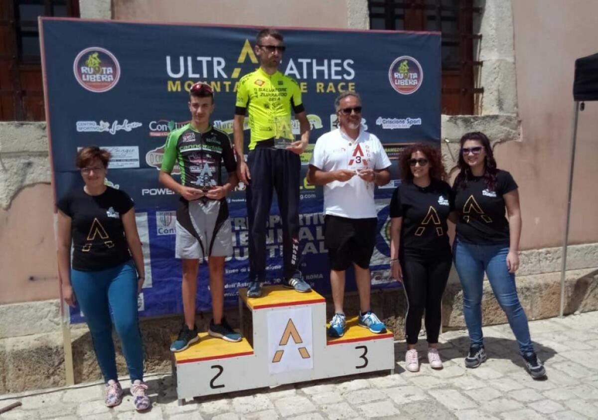 Mtb ad Acate, acuto dei gelesi: Cascino domina la medio fondo, terzo Ciaramella - Emanuele Cascino sul gradino più alto del podio ad Acate