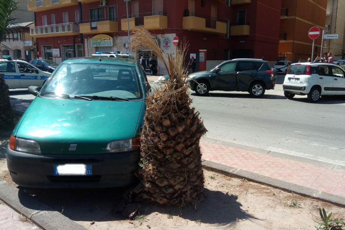 Carambola tra tre auto in via Venezia: bilancio di quattro feriti - 