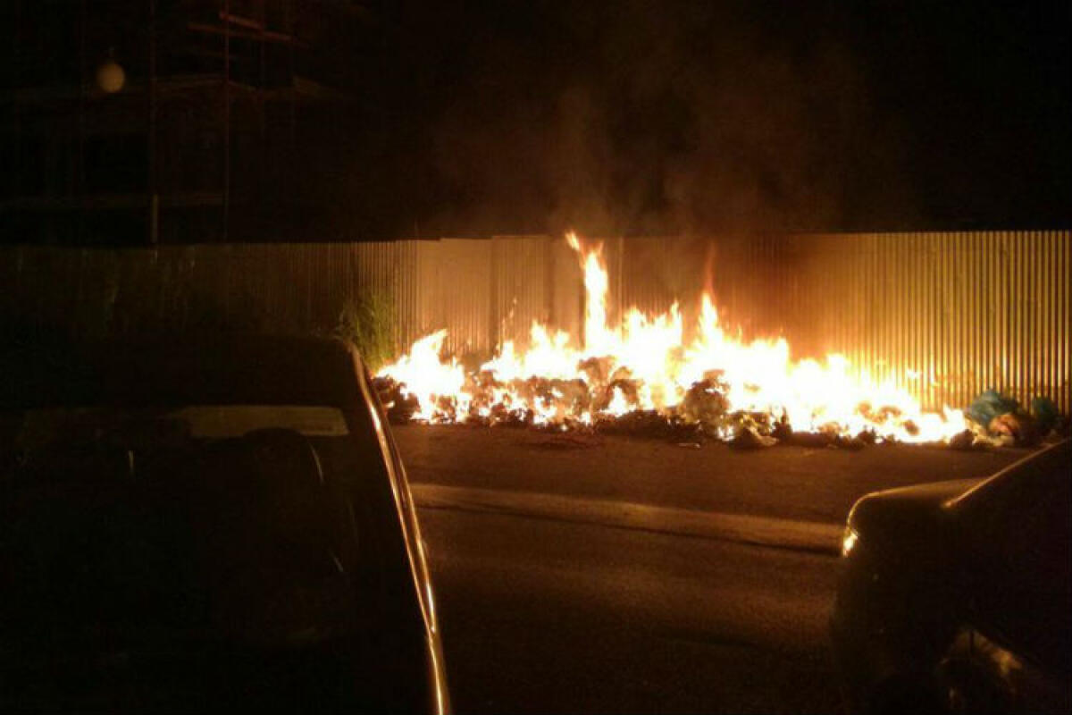 Un'altra notte di cumuli in fiamme, un vasto rogo di rifiuti in via Ruggero Settimo - Le fiamme in via Ruggero Settimo