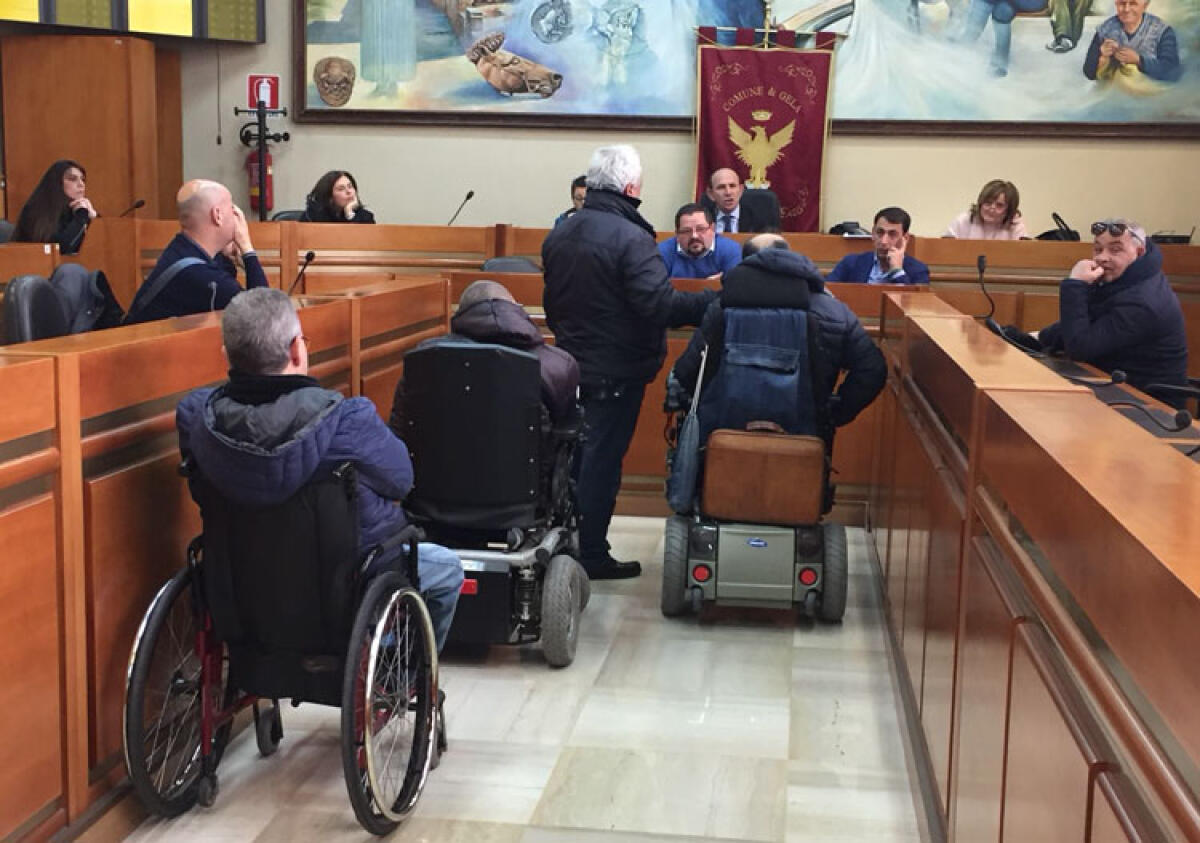 "Più assistiti e il rientro degli operatori esclusi", confronto in commissione sul trasporto disabili - Secondo le accuse la dirigente non avrebbe dato seguito all'atto di indirizzo dell'ex giunta