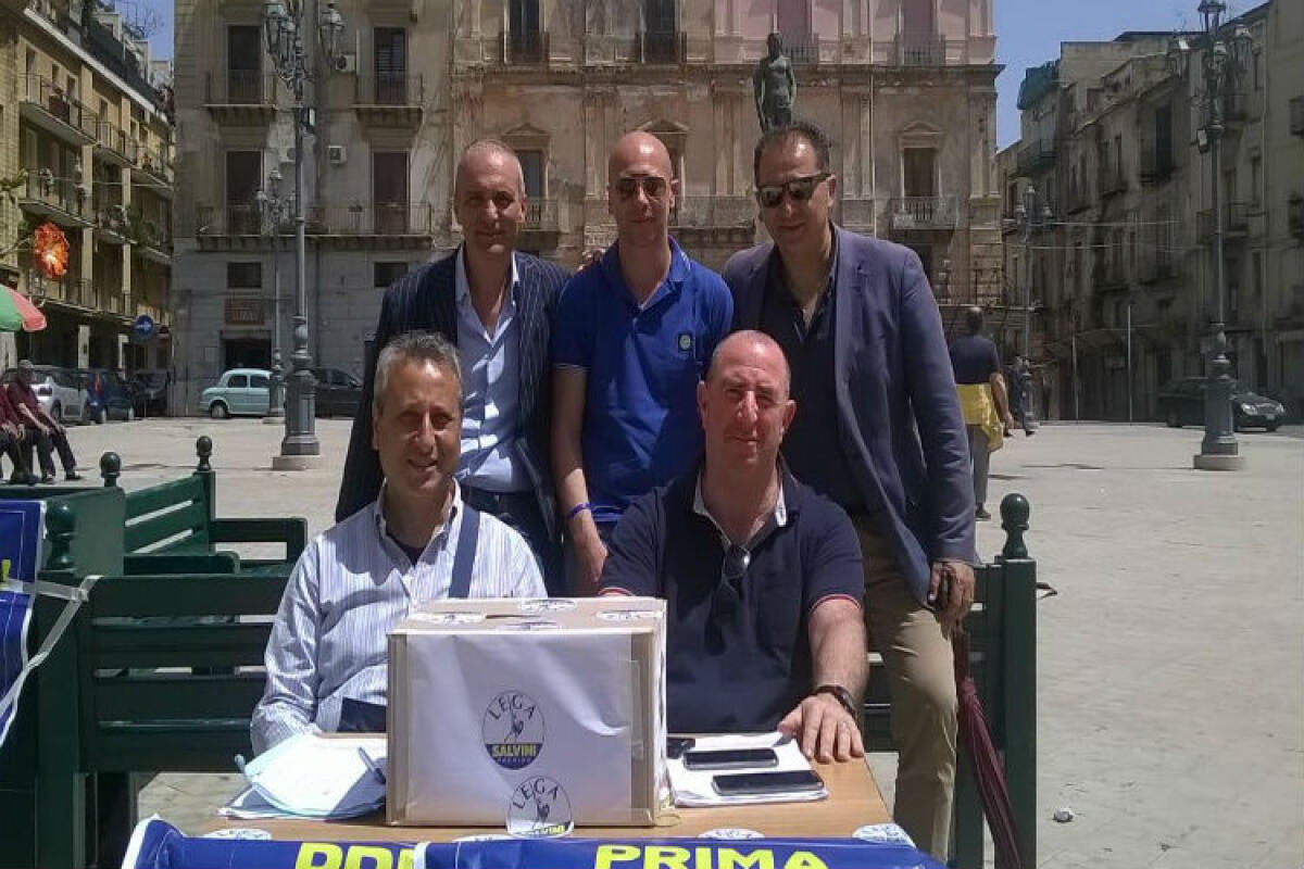 Il "contratto" Lega-M5S, i salviniani in piazza pure in città: "votano" per l'intesa con i grillini - 