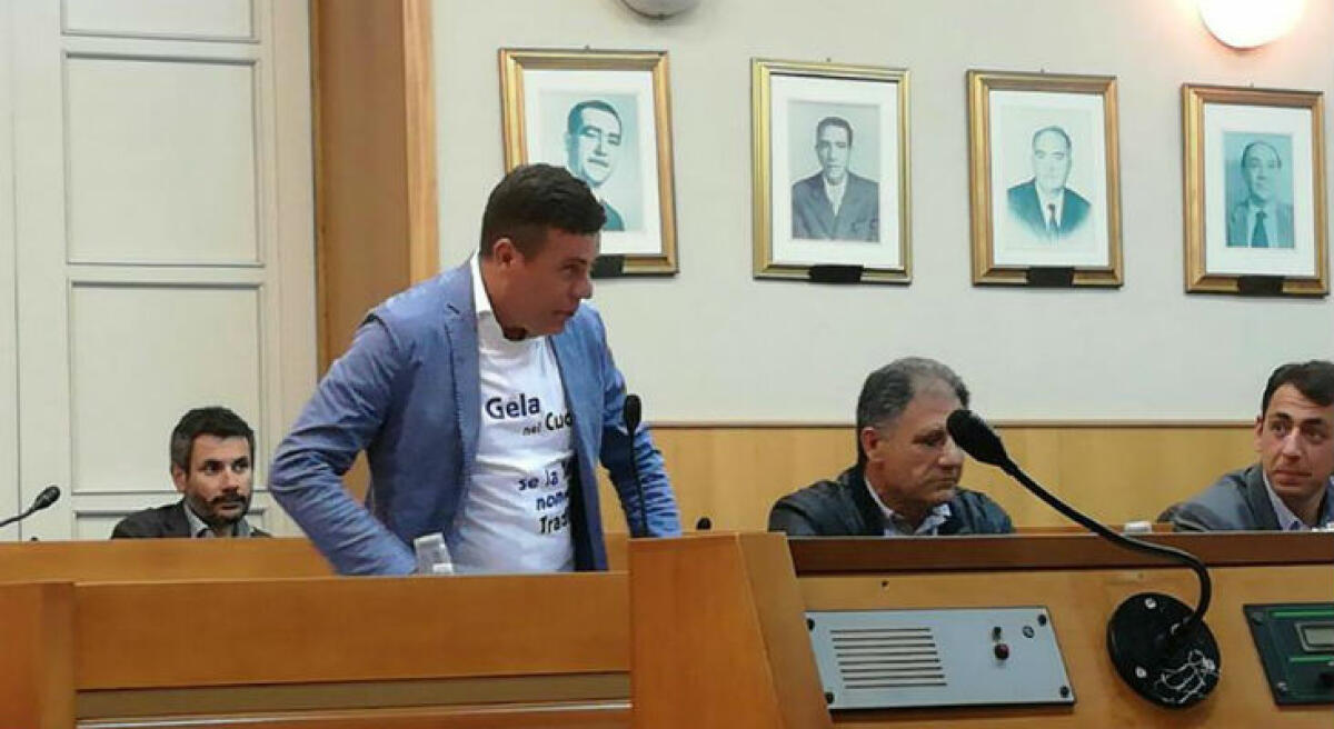 "La pax sui rifiuti come quella mafiosa...", scontro in aula: "Siciliano solo un amministratore delegato" - Cirignotta difende la decisione di due anni fa che portò alla sfiducia di Messinese