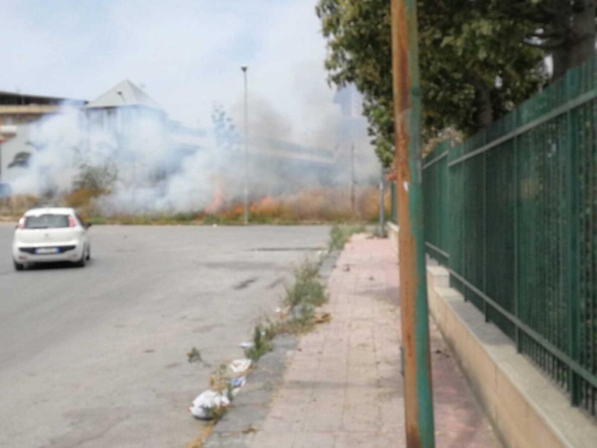 Roghi diffusi a sterpaglie e rifiuti, emergenza ignorata nel perimetro urbano - 