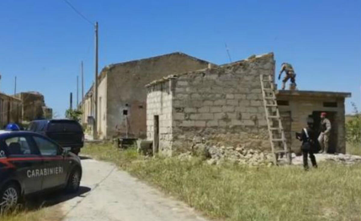 Armi in un casolare e la cocaina scoperta dai carabinieri, gli arrestati al riesame - I carabinieri arrivati nel casolare