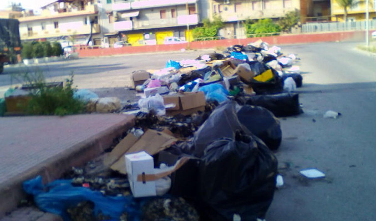 I rifiuti in strada, chi fa i controlli sulla Tekra? Il caso in consiglio comunale - 