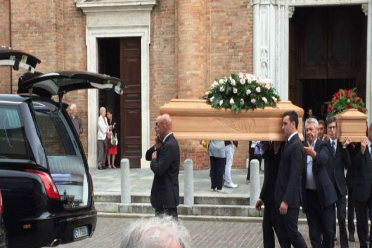 L'omicidio di Caravaggio, dopo più di un mese si sono tenuti i funerali di Novembrini e Fortini - Le bare escono dalla chiesa di Caravaggio (foto giornaleditreviglio.it)