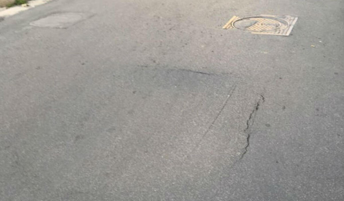 Il manto stradale cede davanti al municipio: Sammito, "Un grosso pericolo" - Il manto stradale che cede davanti al municipio