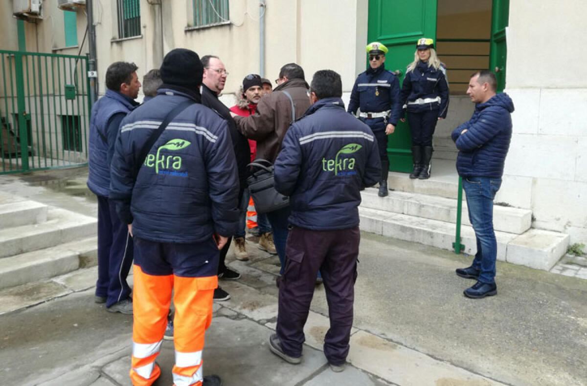Lo scontro sui rifiuti viaggia su facebook, i sindacati contro la giunta: "Sempre assente" - 