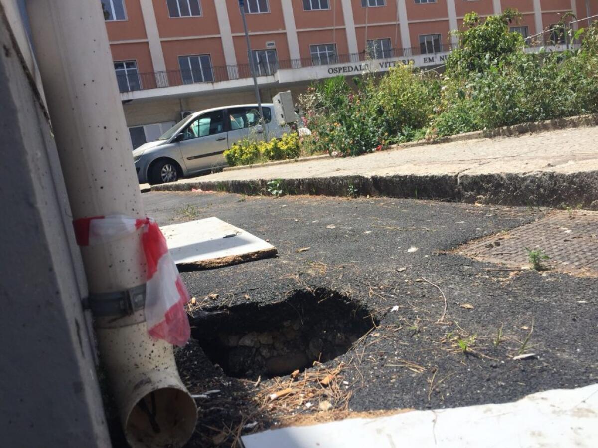 Voragine sotto la rampa di accesso al Pronto soccorso, enorme buca celata da pannelli - L'enorme voragine a ridosso della rampa di accesso al Pronto soccorso