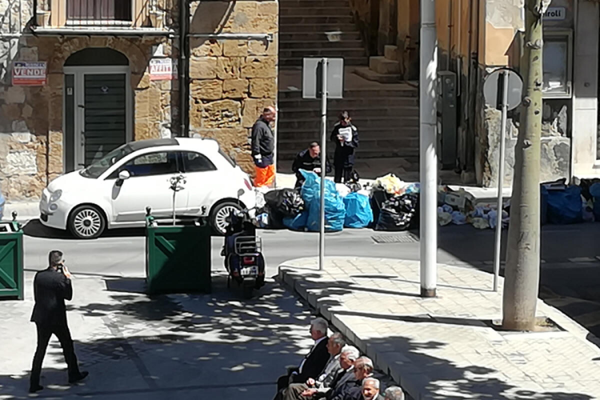Il caos rifiuti, la commissione: "A chi ha fatto comodo non far partire la vera differenziata?" - I controlli degli agenti di polizia municipale