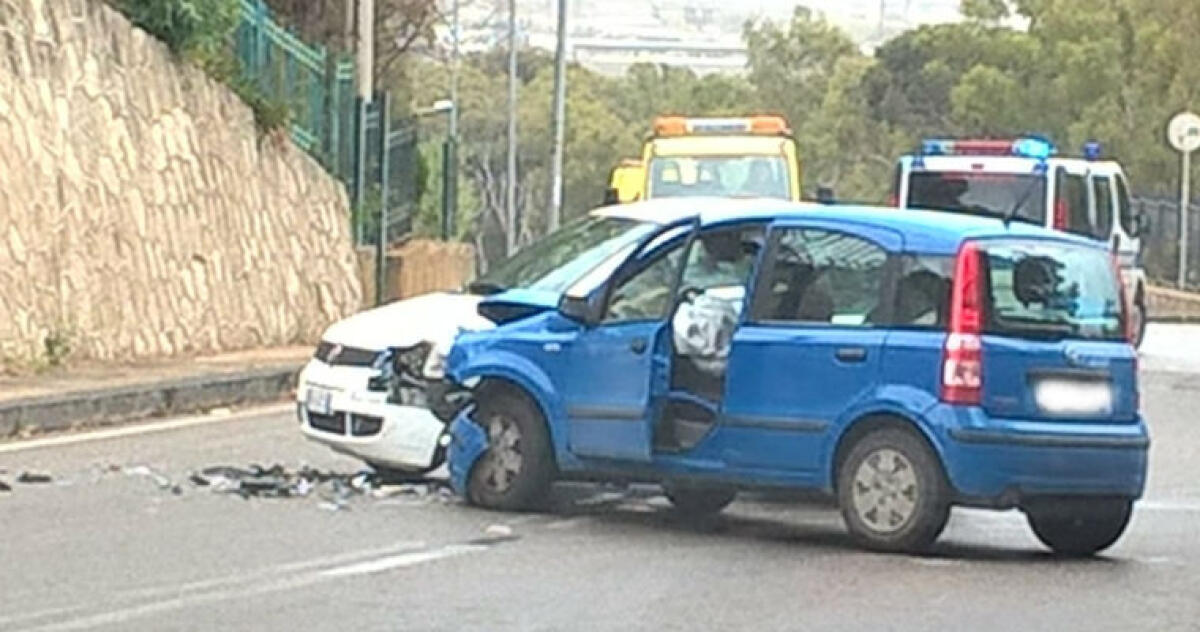 Violento impatto a Molino a Vento, due auto danneggiate: lo scontro a ridosso del museo - Le due auto danneggiate